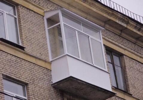 Балкон с крышей на последнем этаже