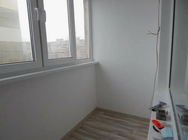 Балкон после отделки и покраски в белый цвет