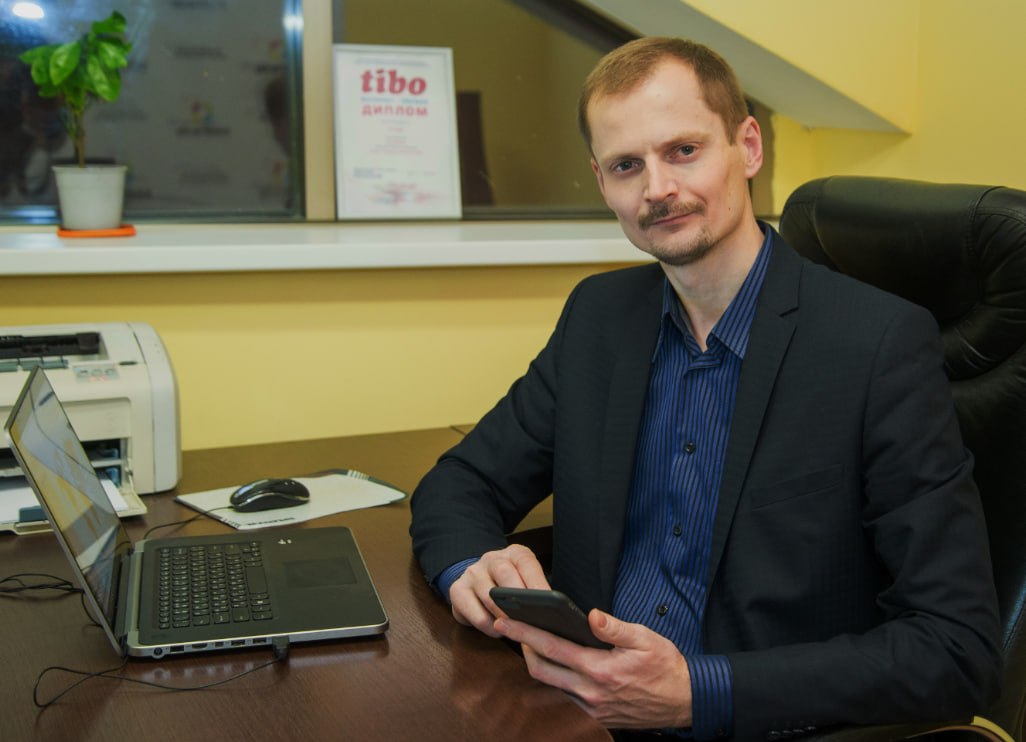 Команда МинскМирПроект за работой в офисе в Минске